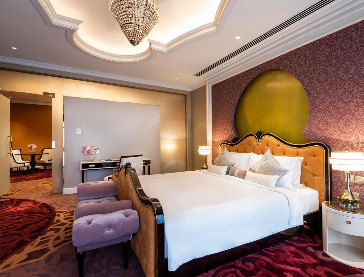 Ezdan Palace Hotel Doha Exterior foto A bedroom in the hotel