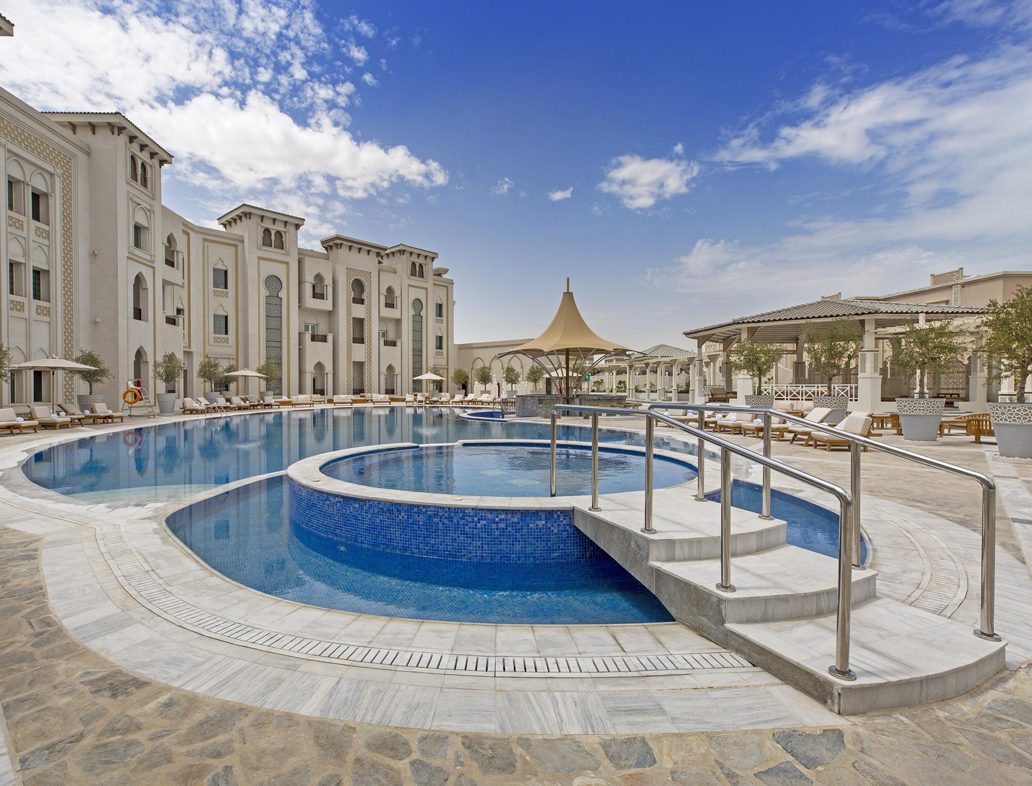 Ezdan Palace Hotel Doha Exterior foto The swimming pool at the hotel
