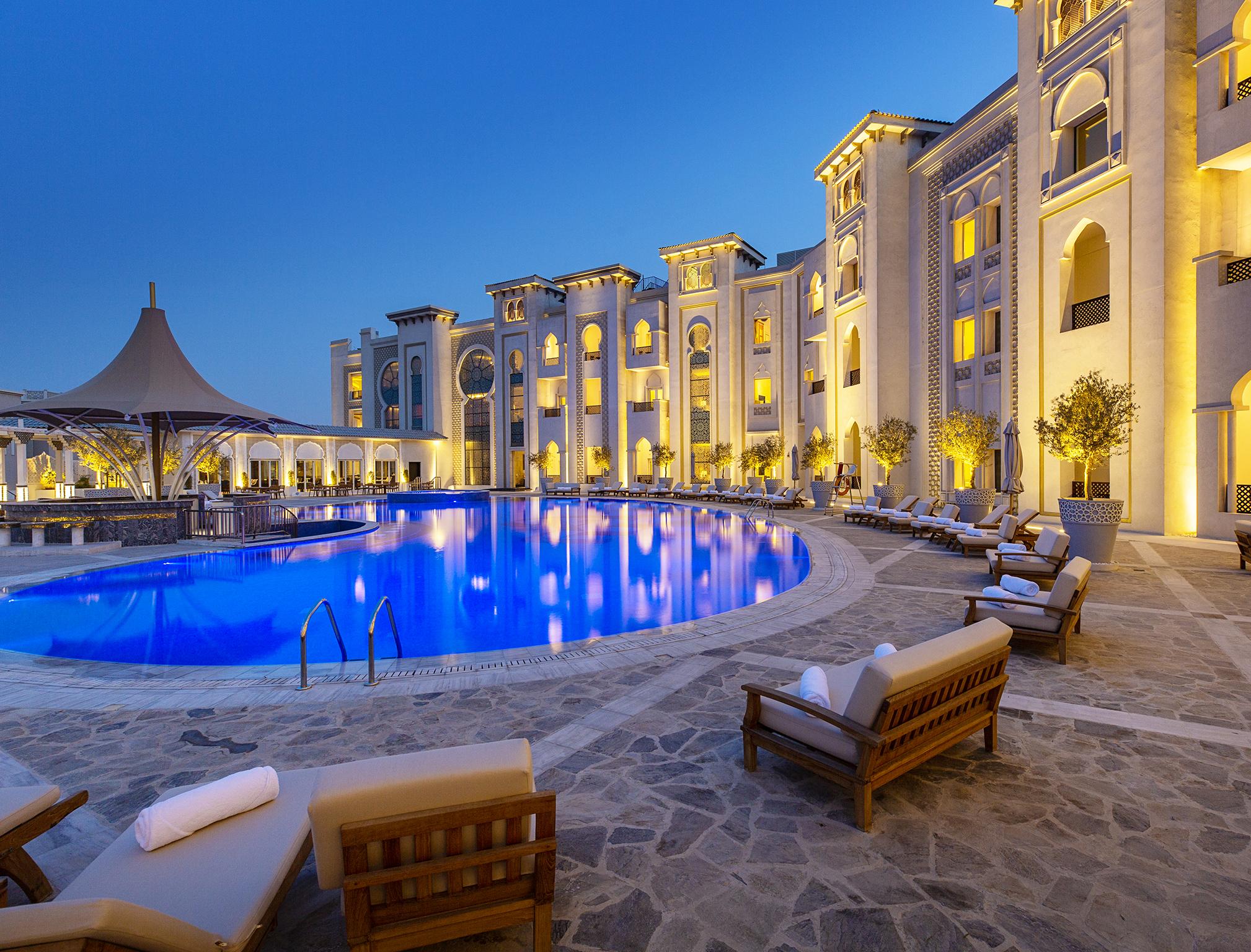 Ezdan Palace Hotel Doha Exterior foto The pool at the hotel