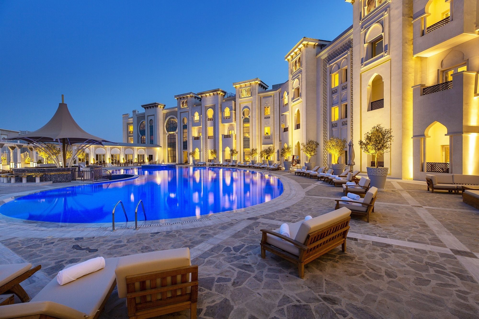 Ezdan Palace Hotel Doha Exterior foto The pool at the hotel