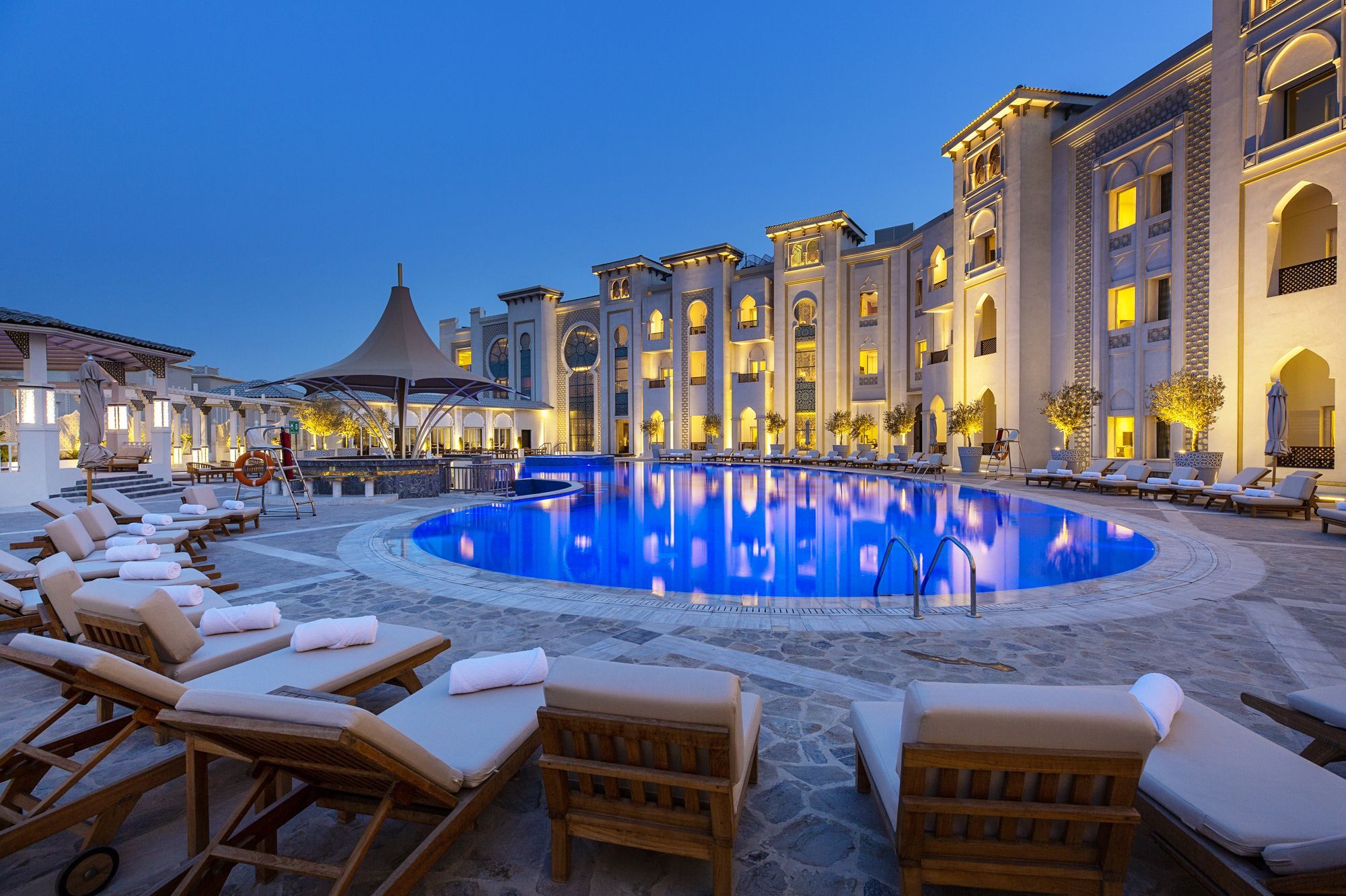 Ezdan Palace Hotel Doha Exterior foto The hotel's pool